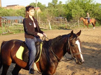 КСК Каравелла
Прохаживаемся по плацу.Я на Цукате,вдалеке Родар.
