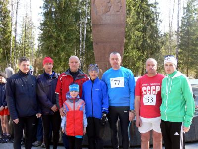 У мемориала Гагарина и Серёгина
Участники полумарафона, посвященного памяти Ю.А.Гагарина и В.С.Серегина
