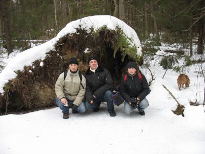 Рядом с поваленным деревом
Слева направо: Silver (Алексей), Илья, Nemo (Дмитрий)
