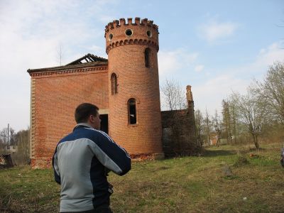 Вокзал
По легенде, недостроенный вокзал графа, который жил в этих краях и хотел построить железную дорогу. Сил и денег графу не хватило, теперь это сооружение "на краю вечности". Стартовая точка игры
