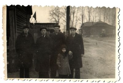 01.05.1955 на Городке.
Первое мая 1955г. Ул. Кооперативная. Стоят городковские жители: Миронов ?.С., Богданов ?.?., дядя Толя Рублевский (работал в электроотделе на Городковской фабрике), Г.К.Сахаров с дочерью. На заднем плане магазин, у стены можно разглядеть очередь. В последующие годы здесь стояла очередь за керосином. А тогда, скорее всего - за хлебом. (А может, просто - ждут окончания перерыва?) Тополя у церкви на заднем плане спилили только в прошлом году.
Ключевые слова: Городок. Ул. Кооперативная.