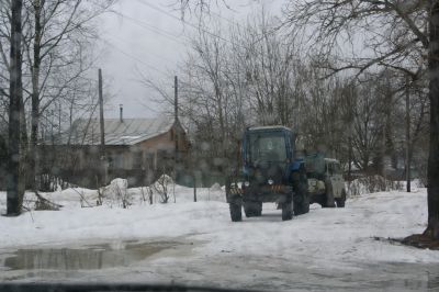 Техника
А вот и местная техника это деревеньки, и та поломанная, трактор на буксире козлик тащить начинает.
