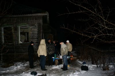 У столика
Решаем проблему по уезду нескольких человек в Дубну на электричку
