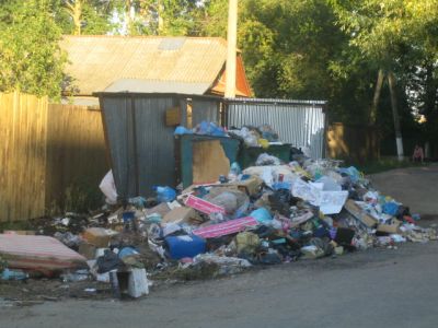 помойка
Помойка между домов Зыбина 17,Кузьмина 15.

