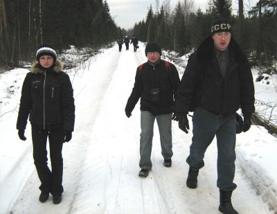 2 группы
В группе, что позади, травят анекдоты и байки, а в группе, что впереди разговор идет о звездах!
