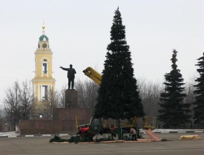 Площадь Революции
Разбор новогодней елки в январе 2008.
