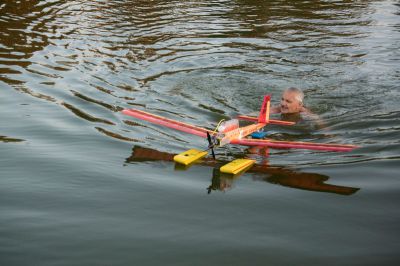 После охрененного числа кругов, авиамодель F3A благополучно приводнилась, и владелец кинулся ее доставать
